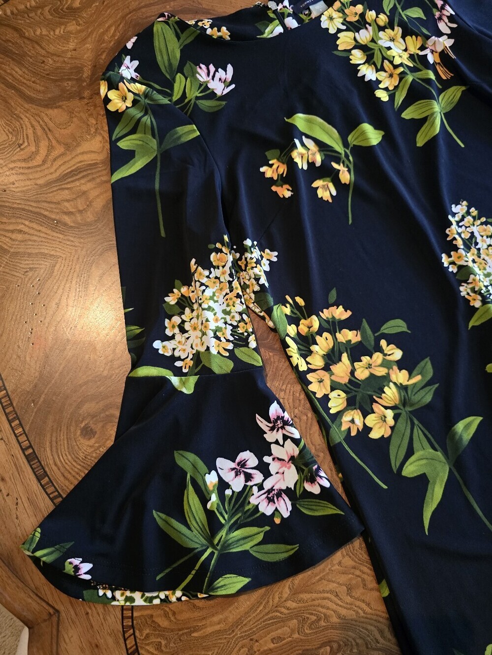 Tommy Hilfiger Black Floral Print Bell Sleeve Shift Dress Womens size 8 - Picture 4 of 8